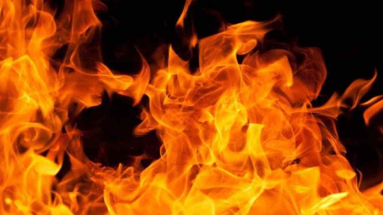 Rewa News Live : घर में लगी आग ने लिया विकराल रूप, ऐसे बची लोगो की जान, बर्बाद हुआ परिवार Rewa News Live : घर में लगी आग ने लिया विकराल रूप, ऐसे बची लोगो की जान, बर्बाद हुआ परिवार