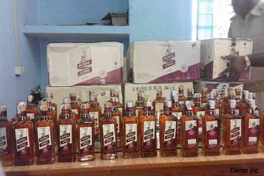 Satna: 10 लाख कीमत की 69 पेटी अवैध शराब जब्त, आरोपी भूसे में दबाकर ले जा रहे थे शराब