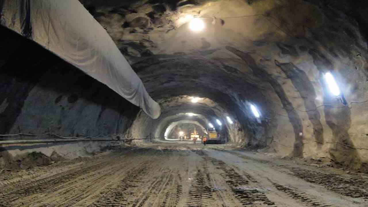 रीवा-सीधी के बीच मोहनिया घाटी में बन रही है प्रदेश की सबसे लम्बी 6 लेन की सड़क सुरंग, पढ़ें...