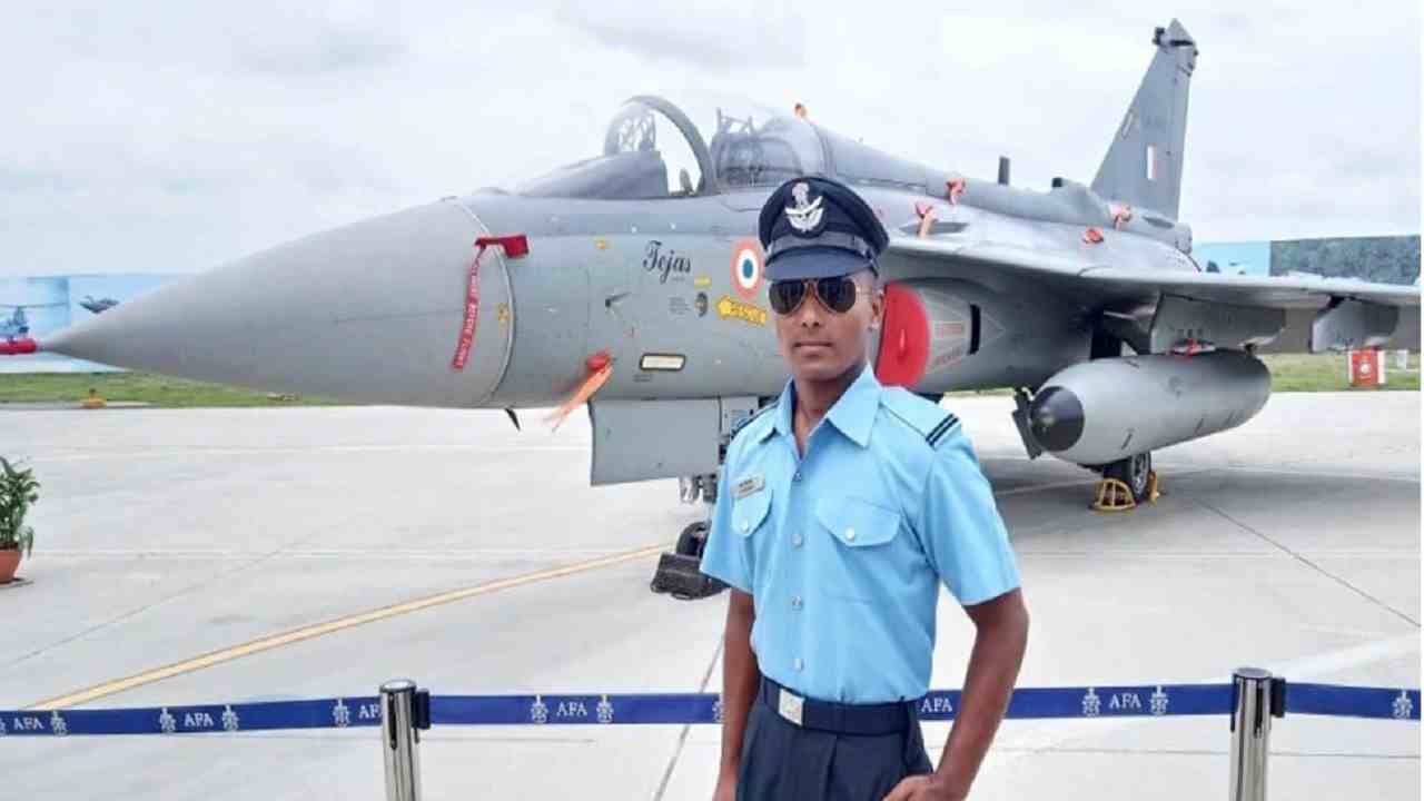 Story Of Struggle : कड़ी मेहनत कर ऑटो ड्राइवर का बेटा बना IAF Flying Officer