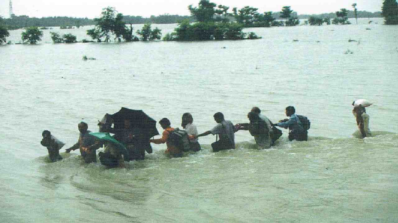 रीवा में बाढ़ की आशंका / शहर के 20 वार्ड एवं त्योंथर के 129 गांव हासिए में... रीवा में बाढ़ की आशंका / शहर के 20 वार्ड एवं त्योंथर के 129 गांव हासिए में...