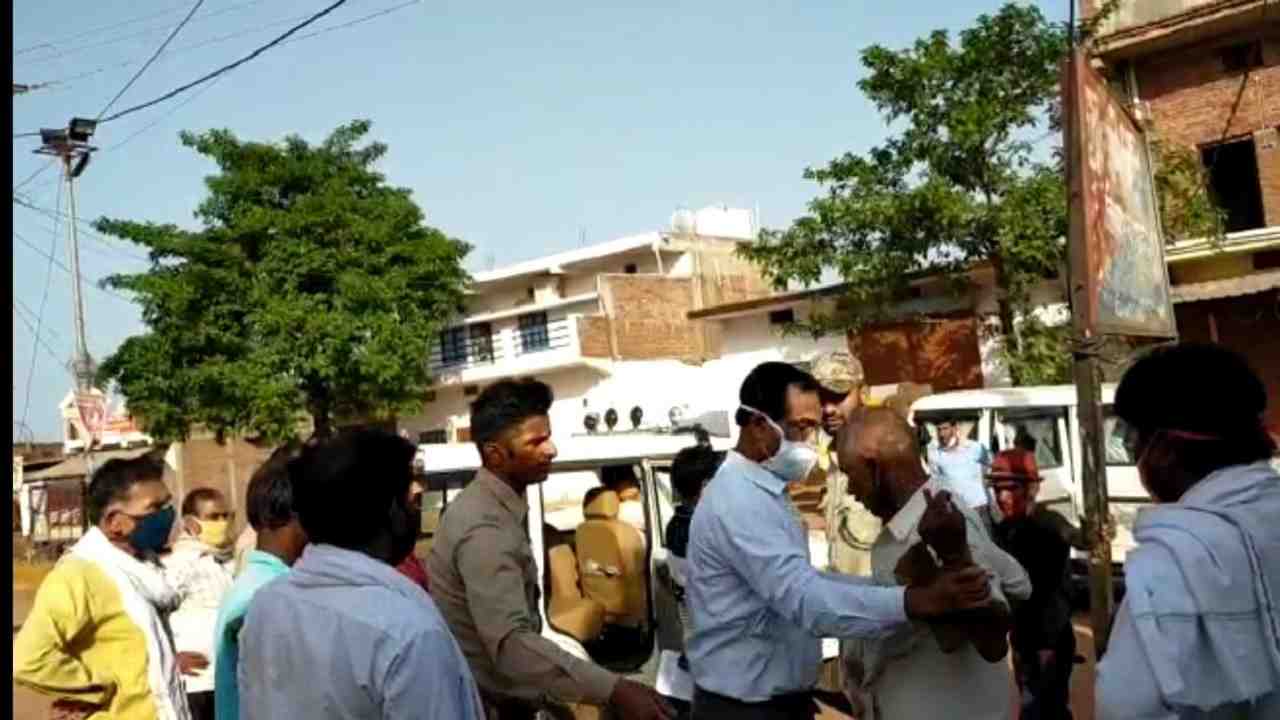 Rewa में वन कर्मियो ने विद्युत् कार्यालय में बोला धावा, लाइन मैन से की मारपीट Rewa में वन कर्मियो ने विद्युत् कार्यालय में बोला धावा, लाइन मैन से की मारपीट