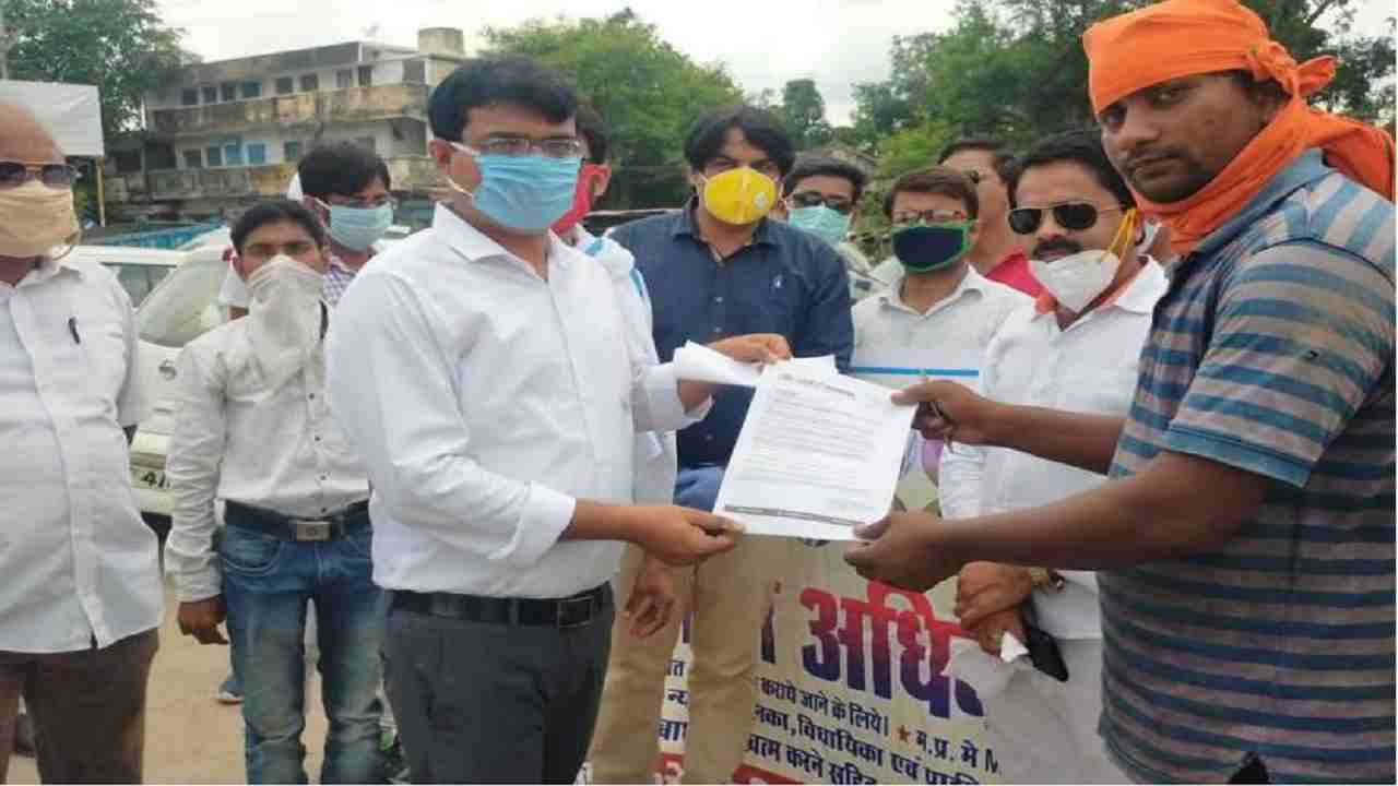 काम कैसा भी हो हर जगह फिट है Rewa के ये अधिकारी, सुबह से लेकर शाम तक मशीनरी की तरह दौड़ते है, आसानी से कही भी मिल जाते है