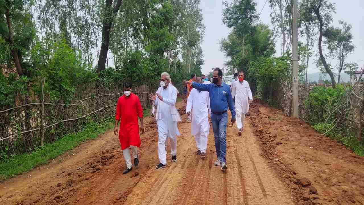 पदयात्रा कर Rewa सांसद ग्रामीणो को दे रहे इस तरह की जानकारी, 15 दिन चलेगे पैदल पदयात्रा कर Rewa सांसद ग्रामीणो को दे रहे इस तरह की जानकारी, 15 दिन चलेगे पैदल