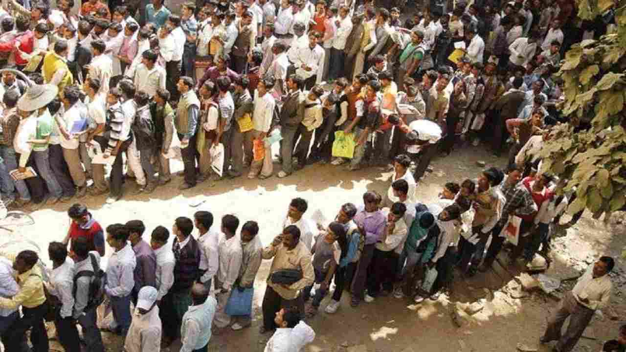 खुलासा : 1 करोड़ से ज्यादा लोग बेरोजगार हुए, 97 फीसदी परिवारों की कमाई घटी, कोरोना की दूसरी लहर का असर खुलासा : 1 करोड़ से ज्यादा लोग बेरोजगार हुए, 97 फीसदी परिवारों की कमाई घटी, कोरोना की दूसरी लहर का असर