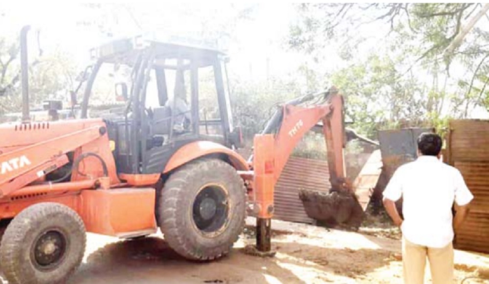 REWA/ पूर्व पार्षद ने 30 वर्षो से कर रहा था करोडो की जमीन में कब्ज़ा, कई साल से नहीं हुई कार्रवाई, प्रशासन ने गिरा दिया