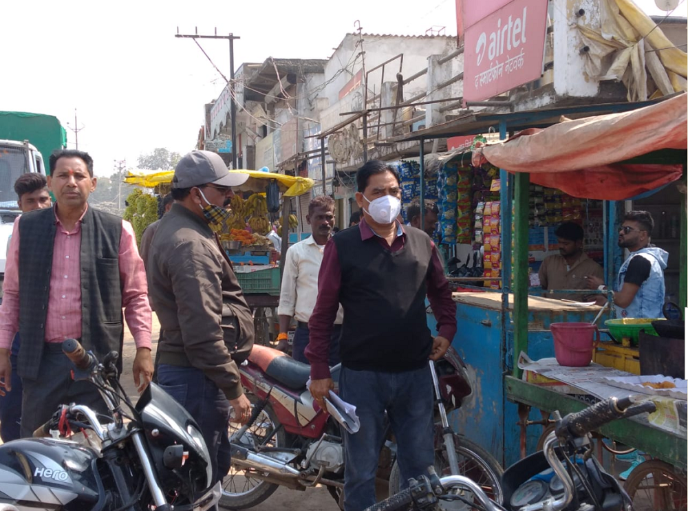 अंततः हटाई गई जय स्तंभ चौराहे में स्थित गोरेलाल की अवैध फल दुकान : REWA LOCAL NEWS अंततः हटाई गई जय स्तंभ चौराहे में स्थित गोरेलाल की अवैध फल दुकान : REWA LOCAL NEWS