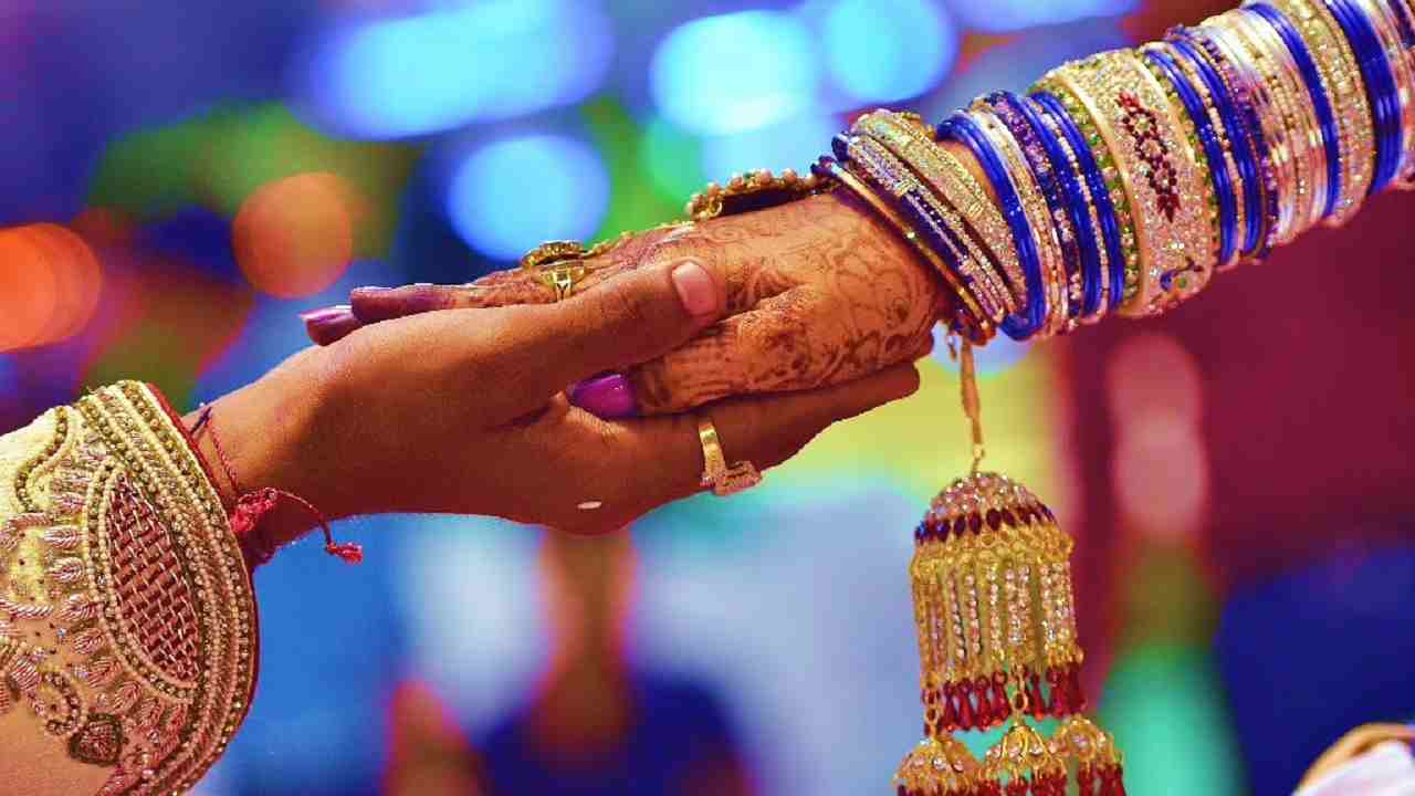 Uttar Pradesh में दुल्हन से शादी करने बारात लेकर एक साथ पहुंचे दो दूल्हे, फिर मचा ऐसा हड़कंप सुनकर रह जाएंगे दंग