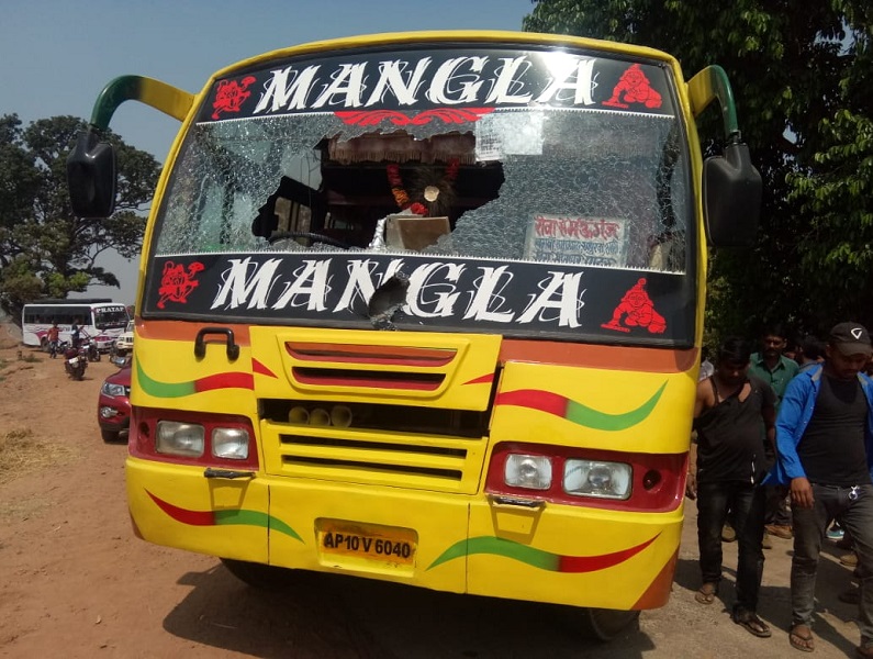 बस में तोड़फोड़ कर ड्राइवर-कंडक्टर की बेल्ट से की पिटाई : REWA NEWS बस में तोड़फोड़ कर ड्राइवर-कंडक्टर की बेल्ट से की पिटाई : REWA NEWS