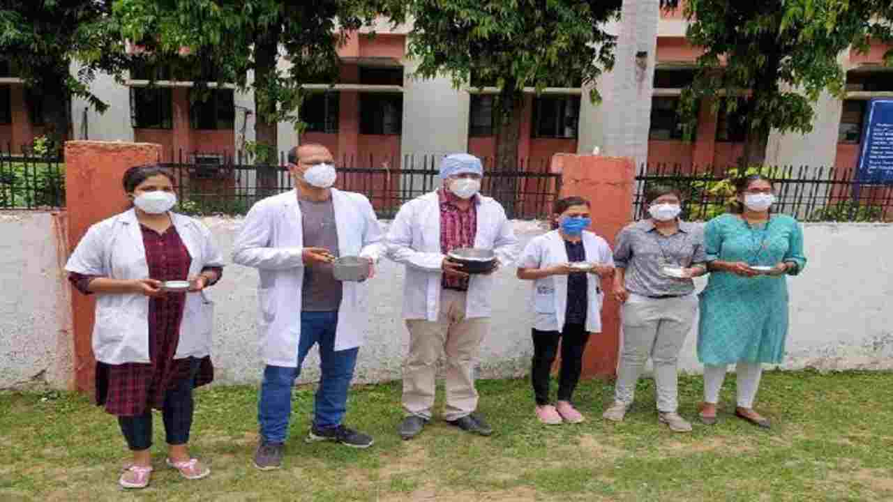 Madhya Pradesh Junior Doctors Strike: बांड के पैसे भरने का मामला, जूनियर डाक्टरों ने भीख मांगकर जताया विरोध