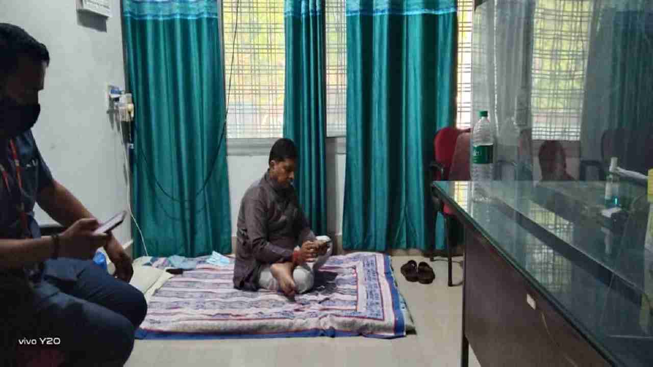 Rewa: मंत्री के आश्वासन पर टूटा विधायक का मौन ब्रत, 2 तक पूरी हो जायेंगी मांगे, अन्यथा बड़ा आंदोलन Rewa: मंत्री के आश्वासन पर टूटा विधायक का मौन ब्रत, 2 तक पूरी हो जायेंगी मांगे, अन्यथा बड़ा आंदोलन