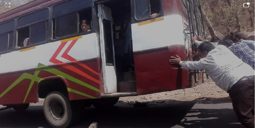 विंध्य / बस संचालकों पर मेहरबानी आम जनता पर पड़ रही भारी! ओवरलोड बस को धक्का देकर चढ़ाया घाटी, 54 जलसमाधि के बाद भी लापरवाही