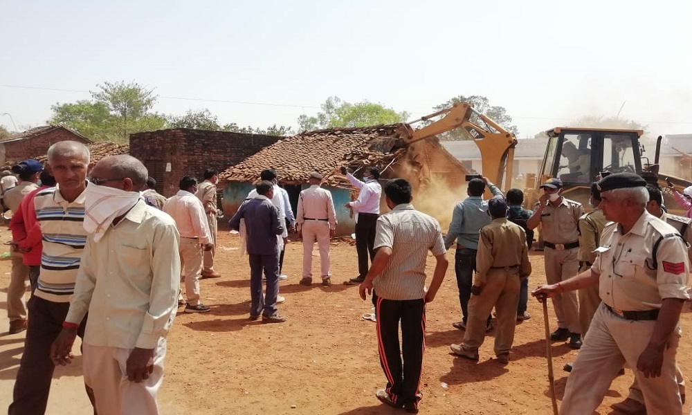 शासकीय विद्यालय की जमीन पर किये गये अतिक्रमण को प्रशासन ने ढहाया, 28 अतिक्रमणकारी हुए बेदखल : REWA NEWS