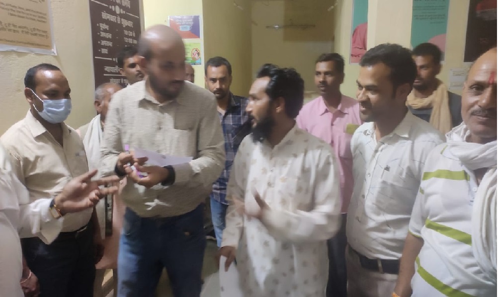 रीवा / पानी के अभाव में सूख रही फसल, नहर में पानी छोड़े जाने तहसीलदार को किसानों ने सौंपा ज्ञाापन