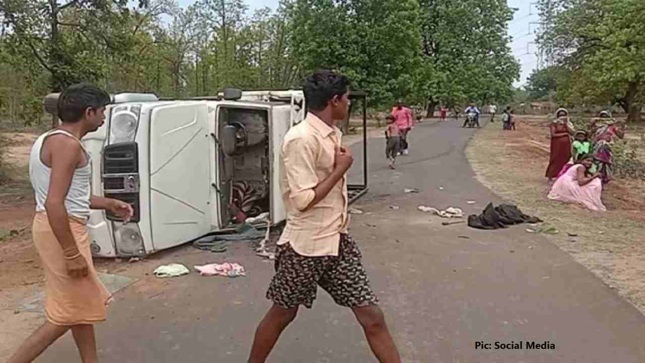 Shahdol : बारातियों से भरी पिकप पलटी, 20 बाराती घायल, 50 लोग थे सवार Shahdol : बारातियों से भरी पिकप पलटी, 20 बाराती घायल, 50 लोग थे सवार