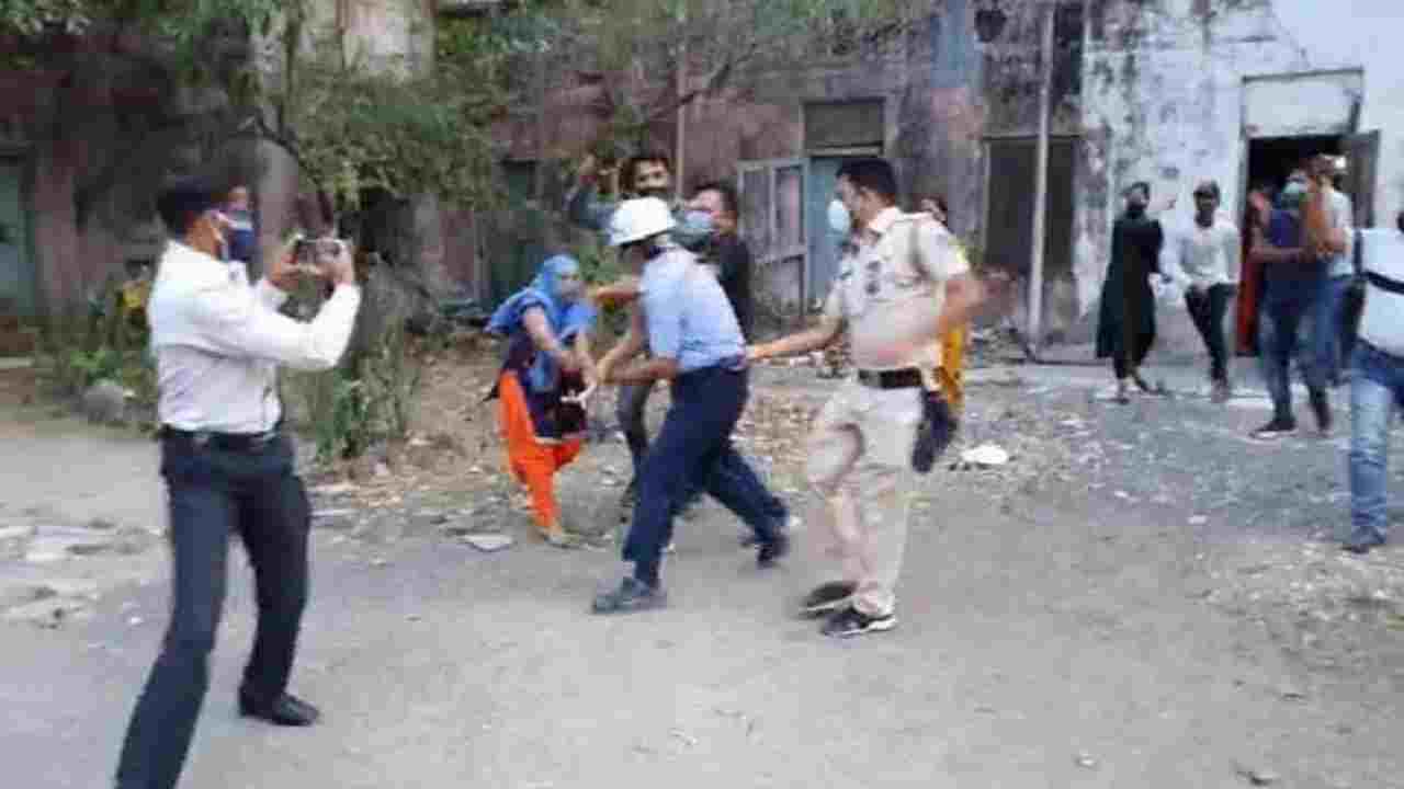 MP: प्रेमिका के साथ पति को पाकर पत्नी ने की दोनों की पिटाई, किया पुलिस के हवाले MP: प्रेमिका के साथ पति को पाकर पत्नी ने की दोनों की पिटाई, किया पुलिस के हवाले