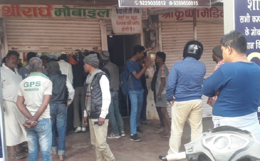 Rewa News : पैथालाॅजी एवं मोबाइल दुकान में चोरों का धावा, 100 मोबाइल सहित लगभग 5 लाख की हुई चोरी