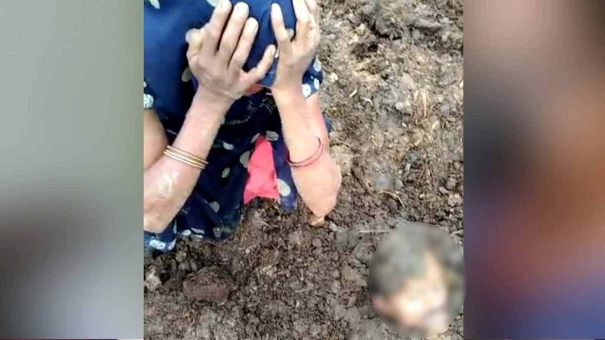 CG: आकाशीय बिजली से झुलसा युवक, ग्रामीणों ने अंधविश्वास के चक्कर में गोबर से लपेटा, फिर जो हुआ..