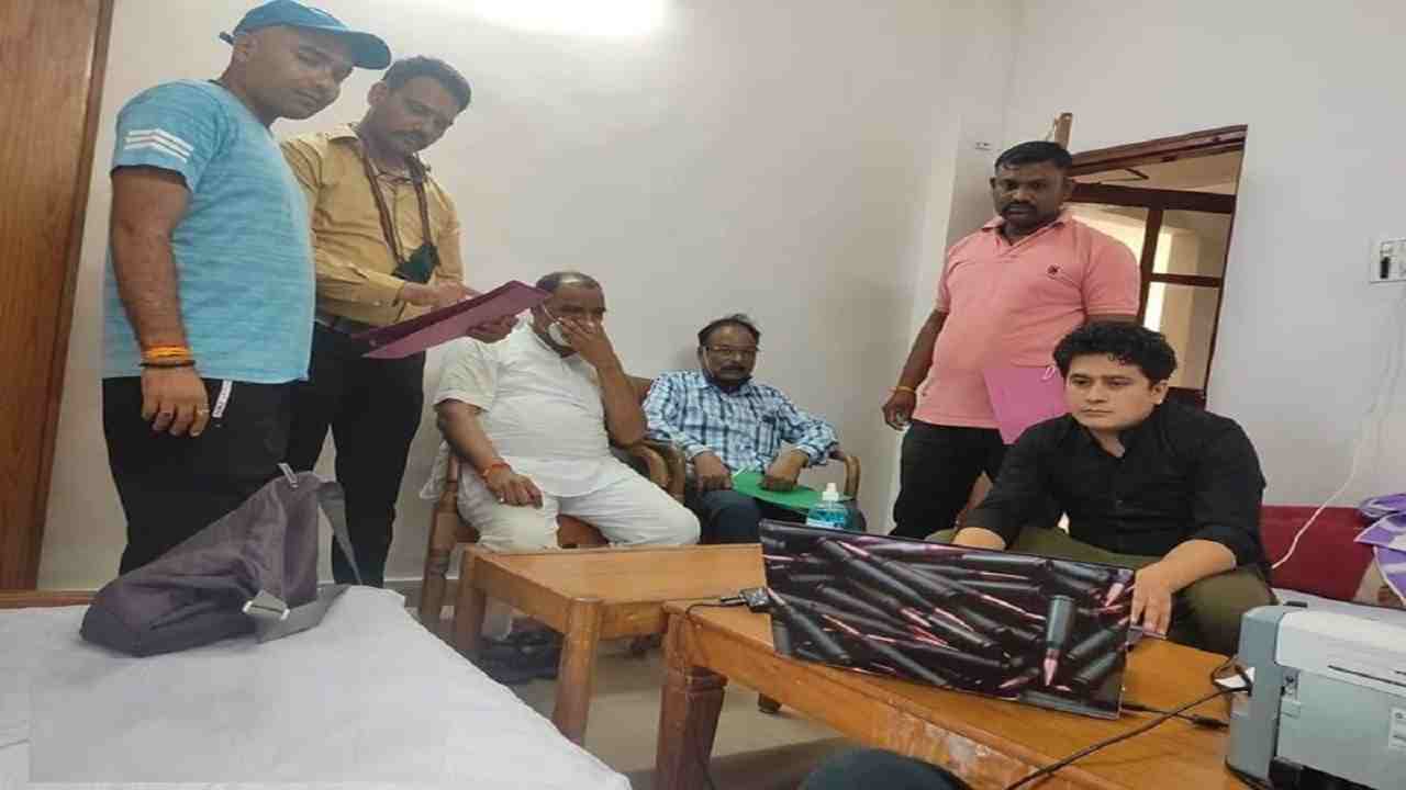 3 लाख रूपये की रिश्वत लेते इंजीनियर हुआ ट्रैप, रेलवे स्टेशन में लोकायुक्त ने रंगे हाथों पकड़ा