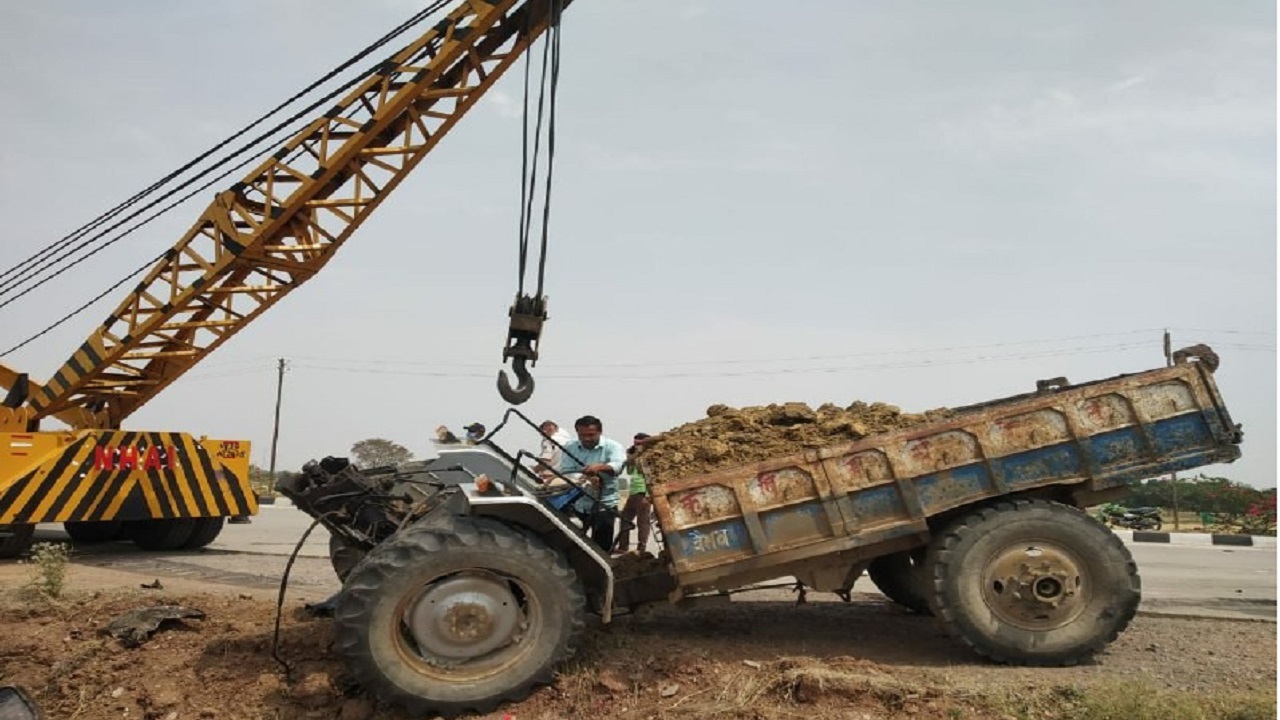 Satna Accident News : ट्रेलर व ट्रैक्टर के बीच भिड़ंत में तीन लोगों की मौत, एक गंभीर Satna Accident News : ट्रेलर व ट्रैक्टर के बीच भिड़ंत में तीन लोगों की मौत, एक गंभीर