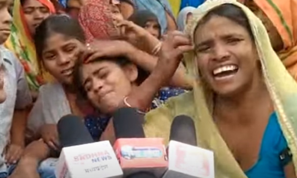 बल्कर में दबकर श्रमिक की मौत, परिजनों ने किया चक्काजाम : REWA NEWS बल्कर में दबकर श्रमिक की मौत, परिजनों ने किया चक्काजाम : REWA NEWS