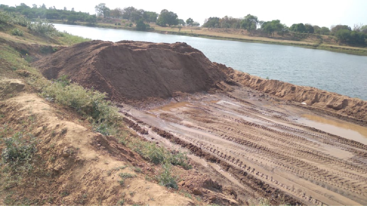 REWA NEWS : टमस व बेलन नदी में चल रहा बालू का अवैध उत्खनन, पुलिस, खनिज व राजस्व विभाग बने सहभागी REWA NEWS : टमस व बेलन नदी में चल रहा बालू का अवैध उत्खनन, पुलिस, खनिज व राजस्व विभाग बने सहभागी