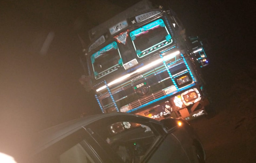 Rewa News : अनियंत्रित ट्रक ने कार सवार को मारी टक्कर, बाल-बाल बचे कार सवार