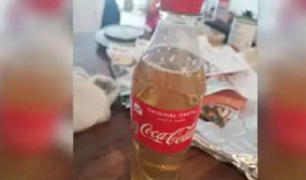 होटल में खाना आर्डर के साथ युवक को दी गई यूरीन से भरी बोतल, फिर ग्राहक ने ऐसे मालिक से मंगाई माफी