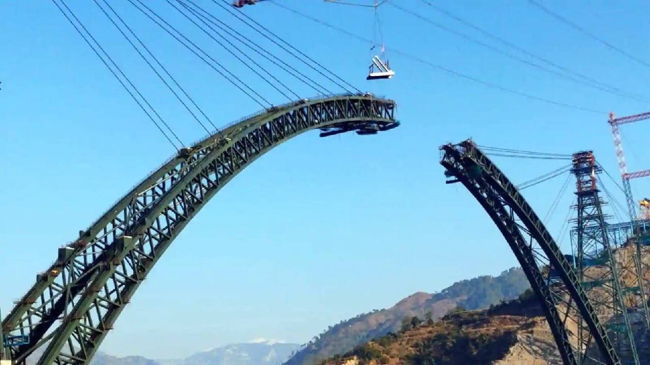 Worlds highest Railway Bridge: Chenab Bridge, जम्मू-कश्मीर में दुनिया के सबसे ऊंचे रेलवे ब्रिज के दोनों सिरे जुड़े