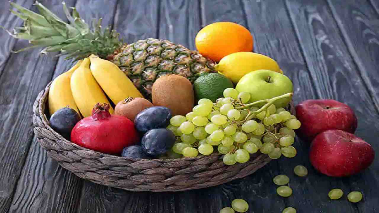 Fruits Eating Tips : फलों के सेवन से पहले करें उसके गुणों का विचार, अन्यथा आप हो सकते हैं अस्वस्थ, रखें ध्यान