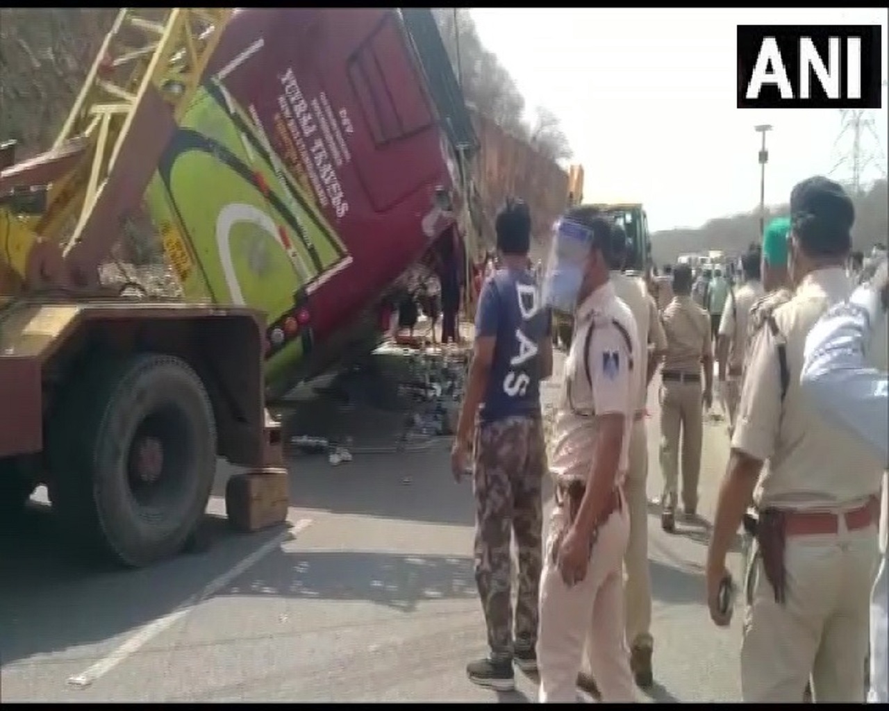 MP: भीषण सड़क हादसा, दिल्ली से छतरपुर-टीकमगढ़ जा रही बस पलटी, 3 प्रवासी मजदूरों ने गवाई जान