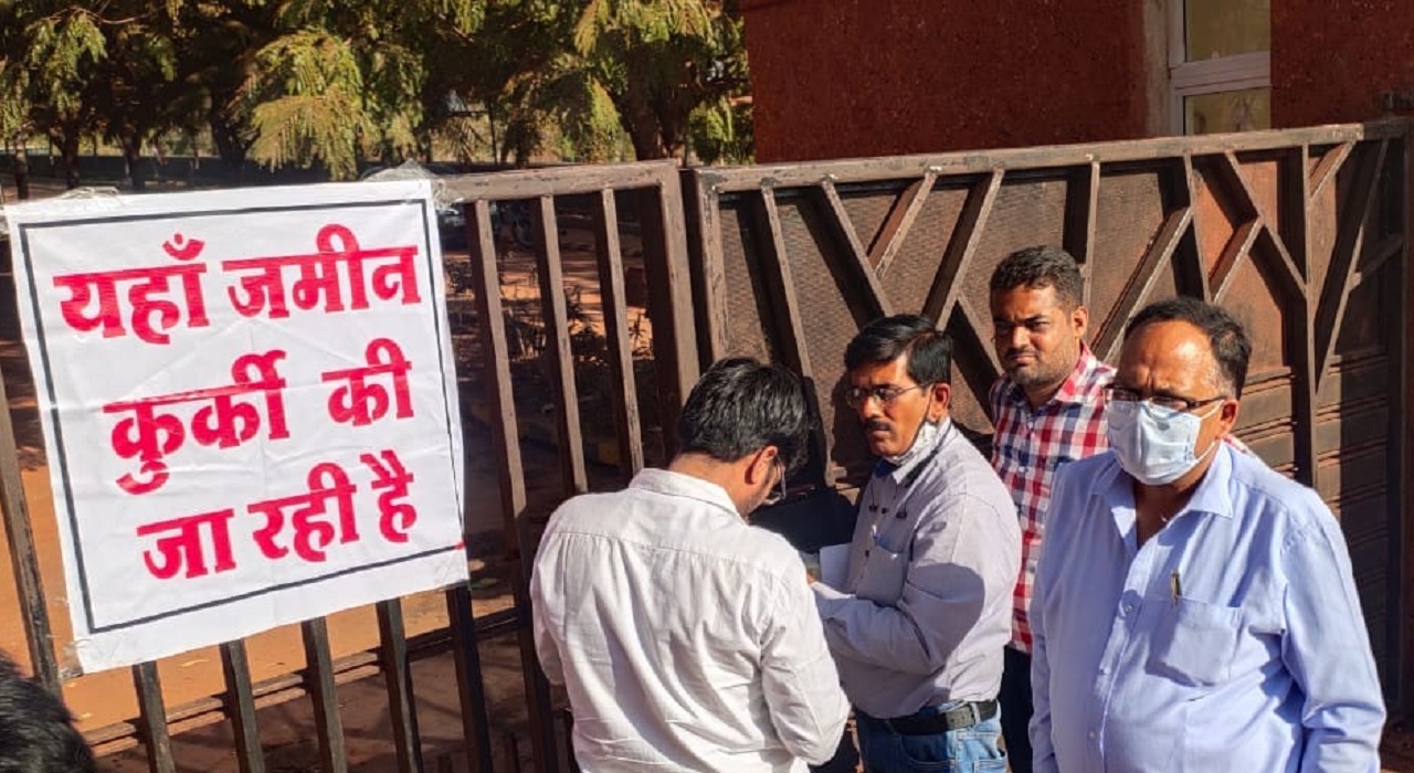 Indore : डायवर्सन टैक्स ना देने पर राजस्व विभाग ने की कुर्की