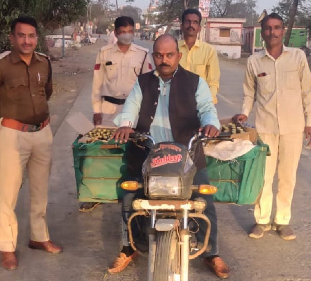 Indore : सब्जी विक्रेता बनकर शराब तस्करी करता आरोपी गिरफ्तार, 40 हजार रूपये की अवैध मदिरा जप्त
