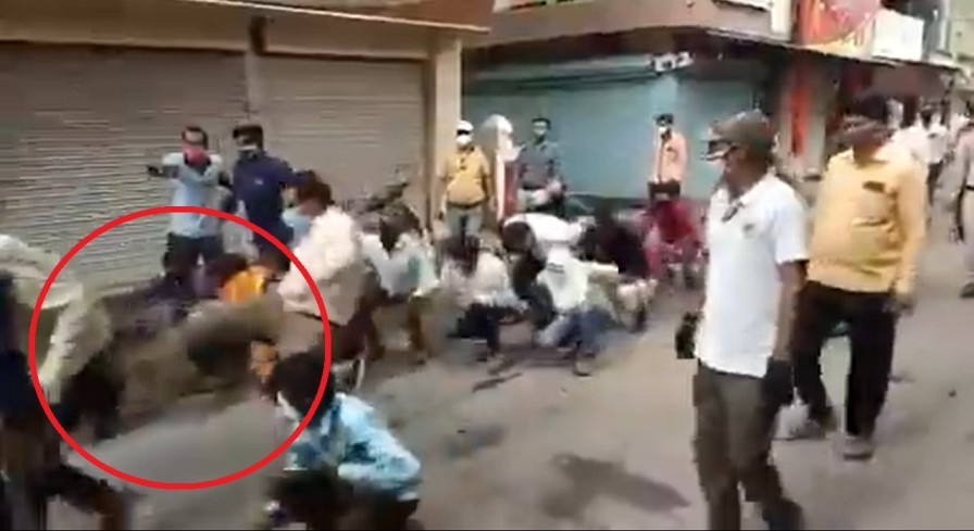 Indore : कोरोना काल में अफसर हुए अमानवीय, तहसीलदार ने लोगों को मारी लात, लगवाई मेढ़क दौड, देखिये Viral Video