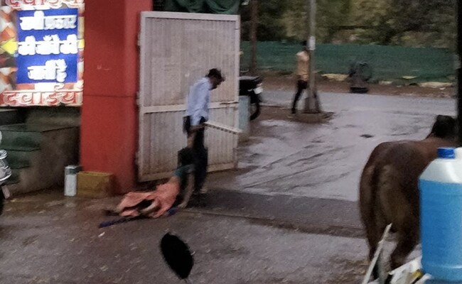 मानवता शर्मसार: अस्पताल से महिला को घसीटकर गार्ड ने किया बाहर, तमाशा देखते रहे आमजन.... मानवता शर्मसार: अस्पताल से महिला को घसीटकर गार्ड ने किया बाहर, तमाशा देखते रहे आमजन....