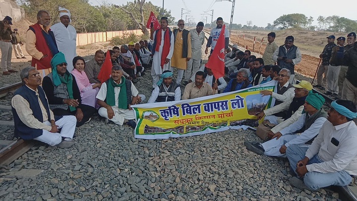 रीवा : रेल रोकने पटरी पर बैठे किसान, पुलिस ने किया गिरफ्तार... रीवा : रेल रोकने पटरी पर बैठे किसान, पुलिस ने किया गिरफ्तार...