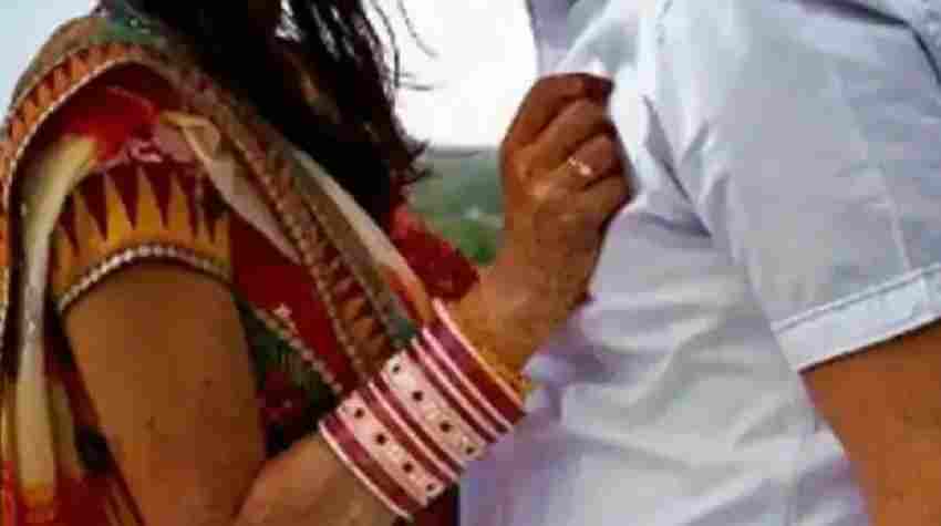 पड़ोसी शादीशुदा महिला को लेकर भागा छोटा भाई, तो दबंगों ने बड़े भाई को दी दर्दनाक सजा पड़ोसी शादीशुदा महिला को लेकर भागा छोटा भाई, तो दबंगों ने बड़े भाई को दी दर्दनाक सजा