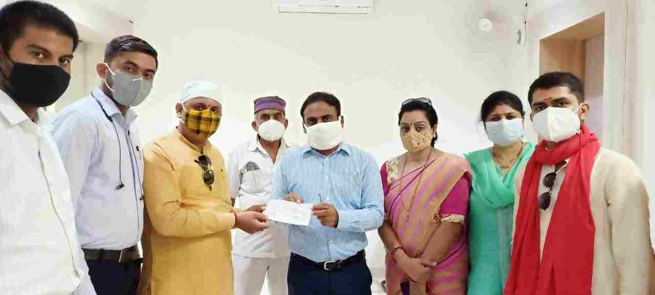 विप्र सेवा संघ ने पवन तिवारी के इलाज में की आर्थिक मदद, दिए 51 हजार रूपए विप्र सेवा संघ ने पवन तिवारी के इलाज में की आर्थिक मदद, दिए 51 हजार रूपए