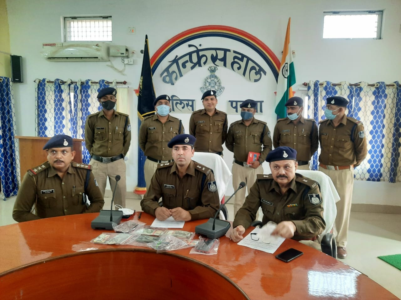 MP : एटीएम बदलकर ठगी करने वाला अंतर्राज्यीय गिरोह पकड़ाया, 40 एटीएम कार्ड व महंगे मोबाइल जब्त