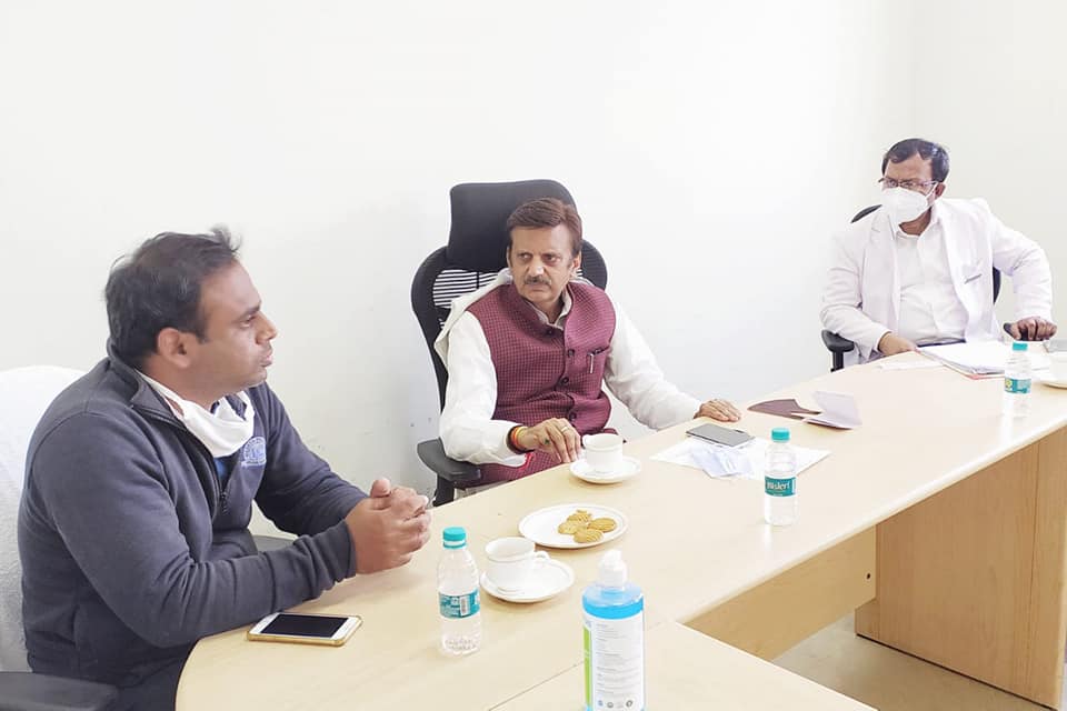 पूर्व मंत्री एवं रीवा विधायक राजेंद्र शुक्ला ने सुपर स्पेशलिटी हॉस्पिटल की व्यवस्थाओं का जायजा लिया, बेहतरीन सेवा के लिए चिकित्सकों एवं स्टाफ का उत्साहवर्धन भी किया