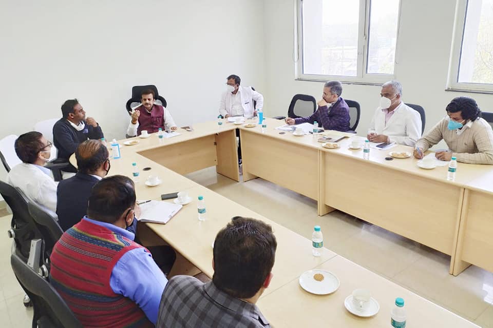 पूर्व मंत्री एवं रीवा विधायक राजेंद्र शुक्ला ने सुपर स्पेशलिटी हॉस्पिटल की व्यवस्थाओं का जायजा लिया, बेहतर सेवा के लिए सराहा पूर्व मंत्री एवं रीवा विधायक राजेंद्र शुक्ला ने सुपर स्पेशलिटी हॉस्पिटल की व्यवस्थाओं का जायजा लिया, बेहतर सेवा के लिए सराहा