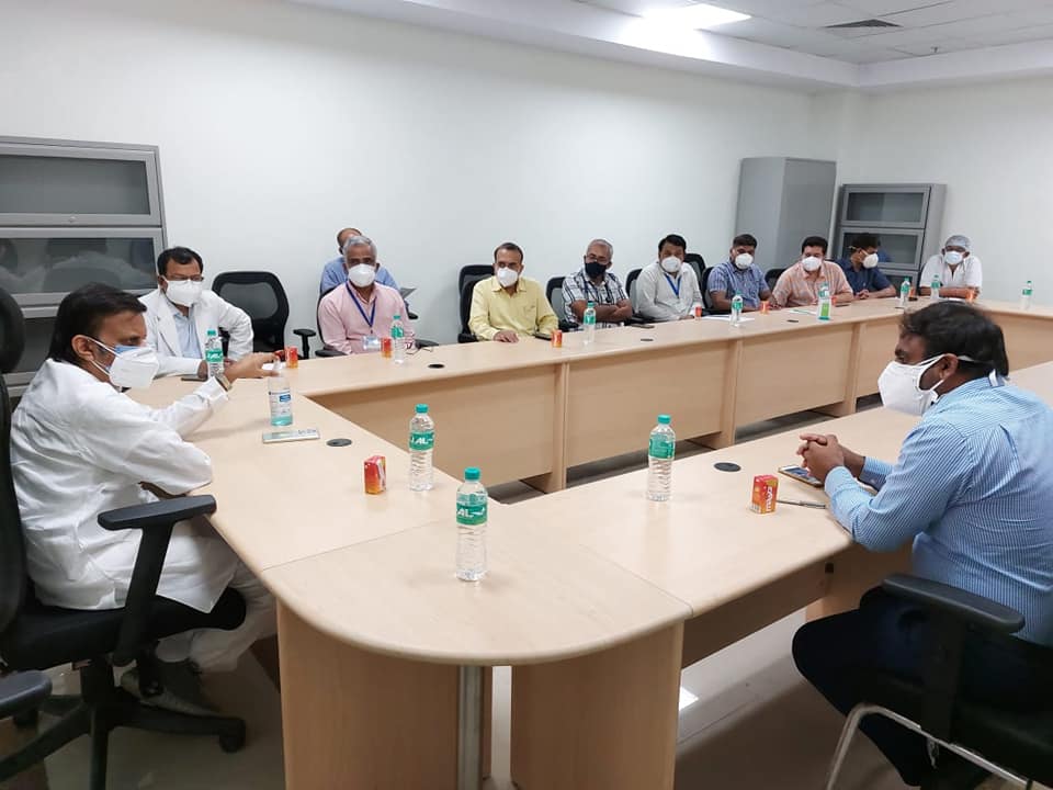 Rewa: कोरोना की तीसरी लहर से निपटने SGMH तैयार, पूर्व मंत्री राजेन्द्र शुक्ल ने ली बैठक Rewa: कोरोना की तीसरी लहर से निपटने SGMH तैयार, पूर्व मंत्री राजेन्द्र शुक्ल ने ली बैठक