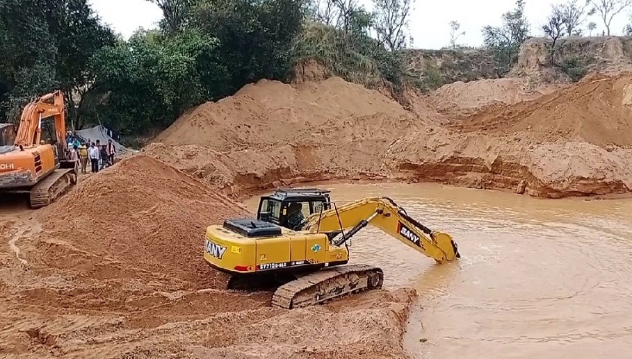 मजदूरों पर गिरा रेत का टीला, 3 लोगों की मौत, मौके पर पहुंचा प्रशासन | MP NEWS