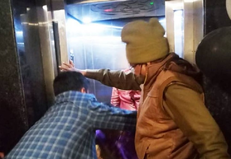 होटल की लिफ्ट में फंसा रहा इंजीनियर दम्पत्ति, Marriage Annivarsary मना कर लौट रहा था घर