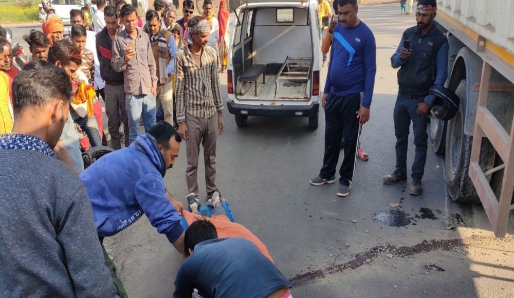 Truck crushes bike rider in Bela-Amarpatan Tirahe, Satna, one dead, one serious