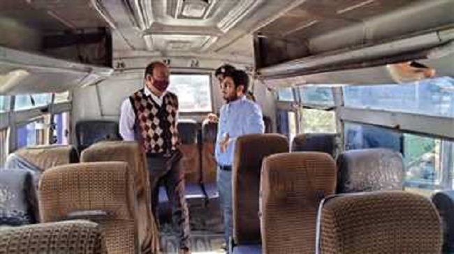 शहडोल : कलेक्टर ने बसों में चढ़कर की जांच, आपातकालीन विंडो मिली बंद