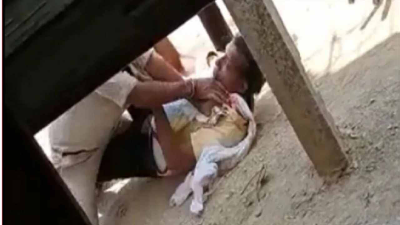 Shahdol: वर्दी हुई बेकाबू, आमजन पर टूटा पुलिस का कहर, लात घूसों से पिटाई Shahdol: वर्दी हुई बेकाबू, आमजन पर टूटा पुलिस का कहर, लात घूसों से पिटाई