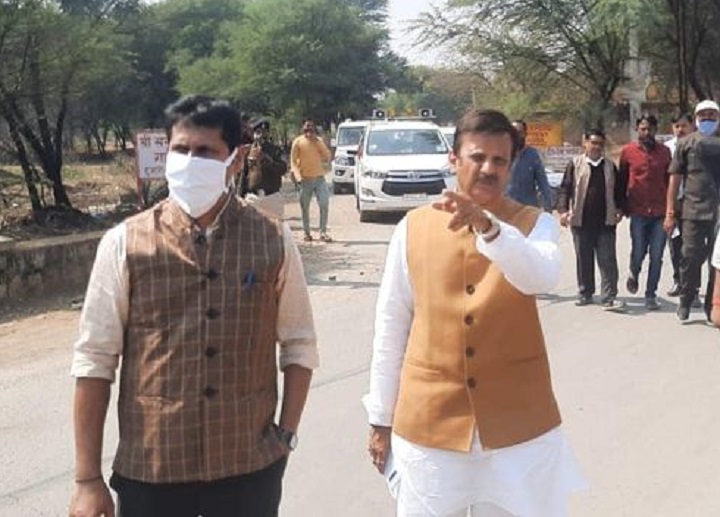 Rewa : दुआरी चौराहा से रेलवे चौराहा मैदानी तक बनेगी पीसीसी सड़क, पूर्व मंत्री एवं रीवा विधायक राजेंद्र शुक्ल ने किया निरीक्षण Rewa : दुआरी चौराहा से रेलवे चौराहा मैदानी तक बनेगी पीसीसी सड़क, पूर्व मंत्री एवं रीवा विधायक राजेंद्र शुक्ल ने किया निरीक्षण