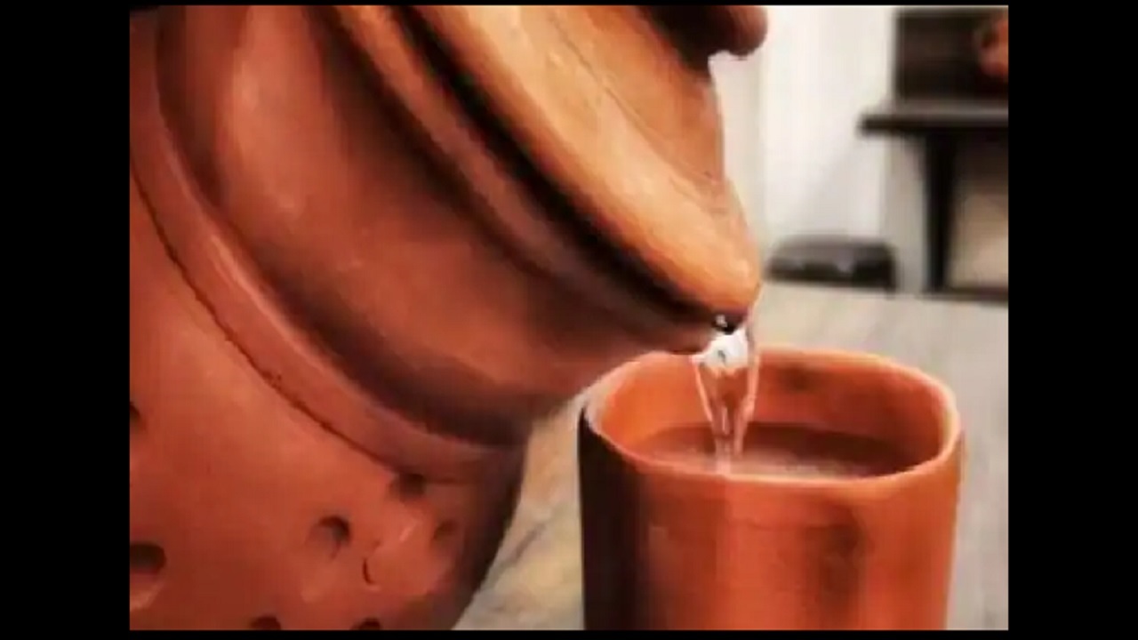 मिट्टी के बर्तन में रखे पानी का सेवन करने से मिलते हैं यह गजब के फायदें, इन रोगों से रहेंगे दूर