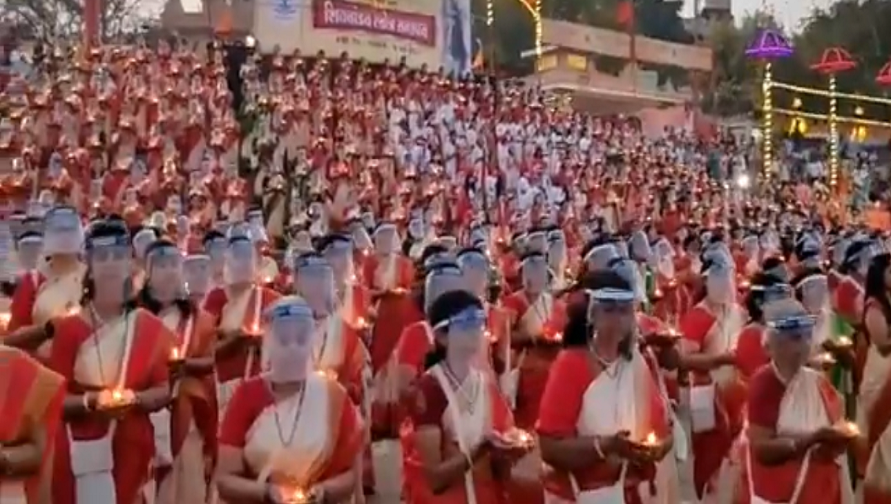 Video : 1008 महिलाओं के शिव तांडव पाठ से गूँजा, वाराणसी का अस्सी घाट..